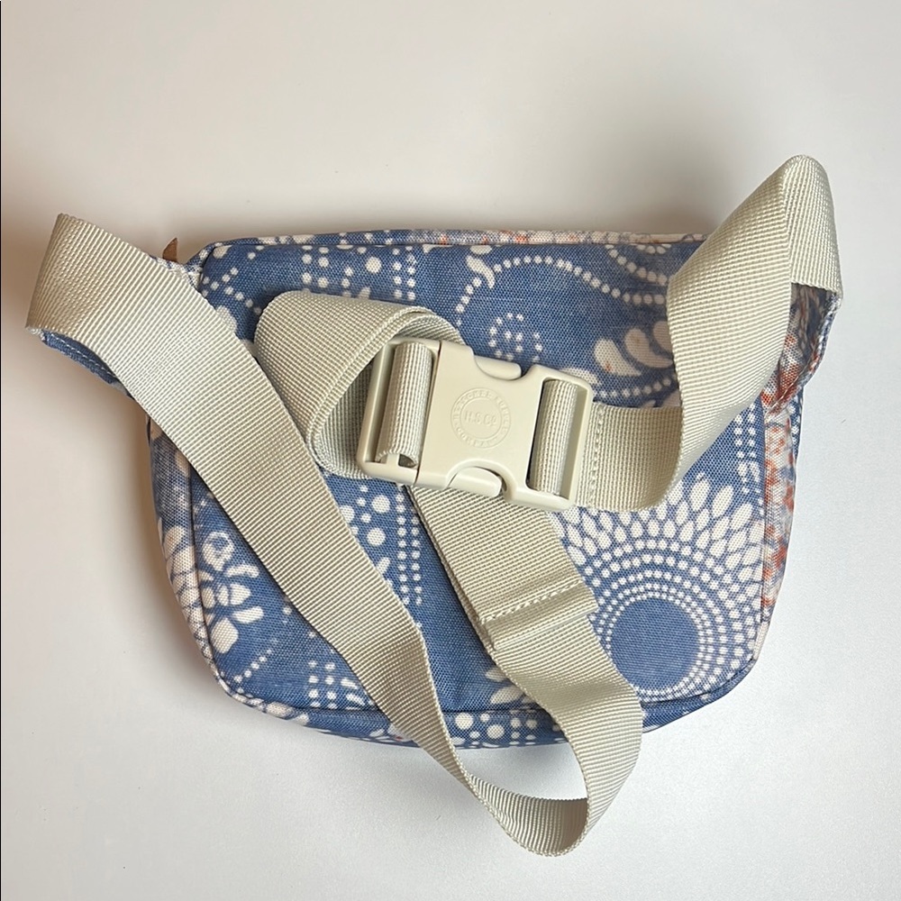Herschel Supply Co. Fifteen Hip Pack Crossbody Bag Floral Blue Adjustable Strap - Picture 6 of 8